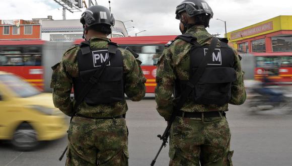 Policías militares hacen guardia en un puesto de control en Bogotá el 16 de septiembre de 2021. (Foto referencial / Raúl ARBOLEDA / AFP).