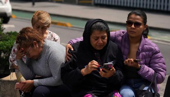 La gente se reúne afuera después de que se sintiera un terremoto de magnitud 7.6 en la Ciudad de México.