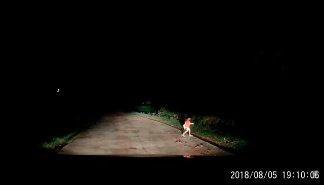 Manejaba de noche por una carretera en Vietnam cuando una preocupante escena lo dejó estupefacto. (YouTube)