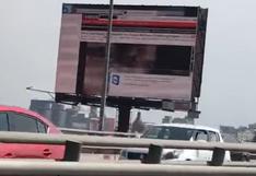YouTube: pantalla proyecta película porno por error en carretera