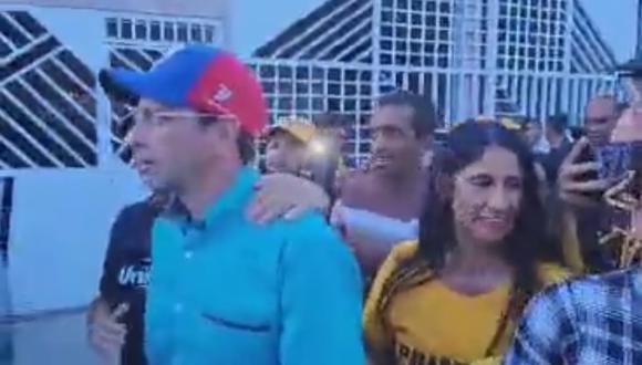 Henrique Capriles acompañó la denuncia de un video en el que se observa cómo un grupo de personas gritan consignas contra el líder antichavista. (Foto: Captura)