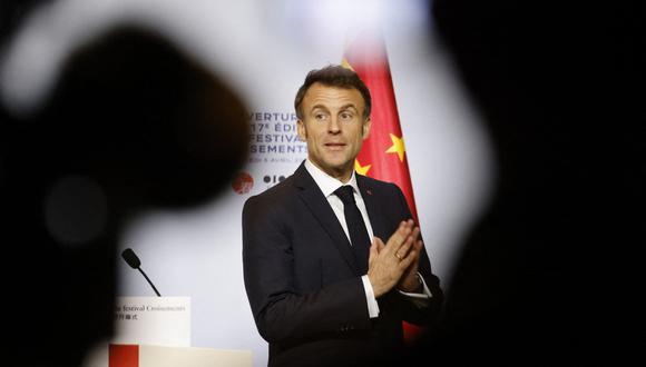 El presidente francés Emmanuel Macron pronuncia un discurso en el Museo del Ladrillo Rojo en Beijing el 5 de abril de 2023. (Foto de Ludovic MARIN / AFP)