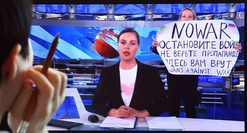 La periodista Marina Ovsyannikova muestra en la televisión rusa un cartel contra la guerra en Ucrania. (AFP).