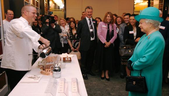 El chef británico Heston Blumenthal en el 2008 haciendo una demostración de postres moleculares ante la Reina Isabel (Foto: Reuters)