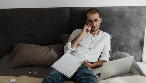 Trabajar desde la cama y en mala posición es uno de los principales detonantes del dolor de espalda. (Foto: Pexels)