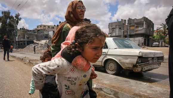 Una familia huye de los ataques de Israel en Rafah. (Getty Images).