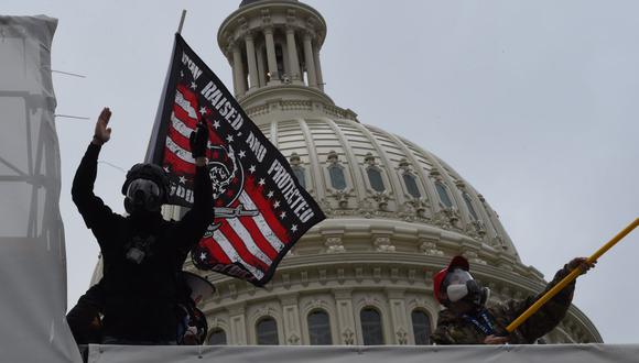 Los partidarios del presidente de los Estados Unidos, Donald Trump, protestan frente al Capitolio. (Foto de ROBERTO SCHMIDT / AFP).