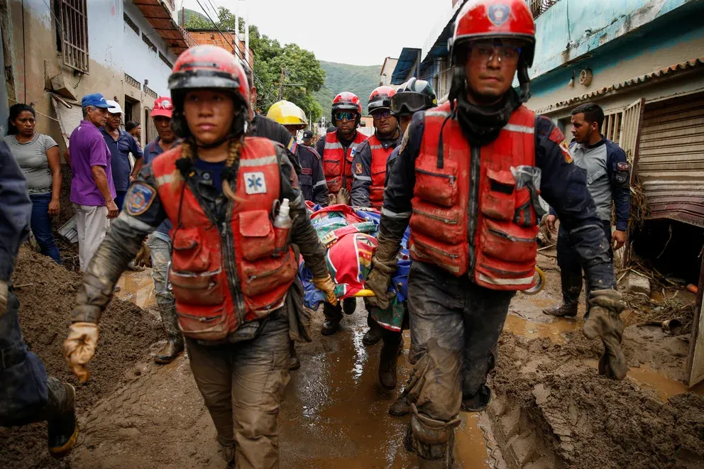 Rescuers carry the body of a person who died in the landslide in Las Tejerías, Aragua state, Venezuela.  (REUTERS/Leonardo Fernandez Viloria).