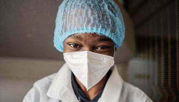 Una enfermera del hospital Lancet Nectare espera al próximo paciente para realizar una prueba de coronavirus COVID-19 en Johannesburgo, Sudáfrica. (Foto de LUCA SOLA / AFP).