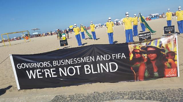 Brasil 2014: Singular protesta contra el Mundial en Copacabana - 1