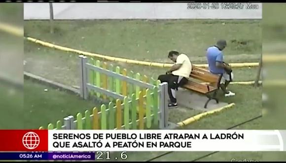 El ladrón aprovecha que su víctima está dormida para sustraer sus objetos de valor. (Foto captura: América Noticias)