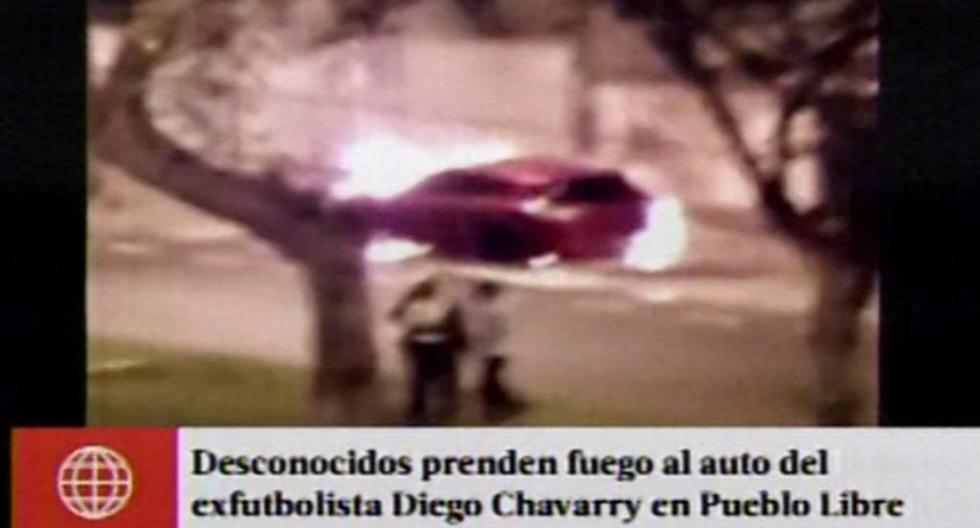 Testigos captaron el momento en el cual se incendiaba el carro de Diego Chávarri. (Foto: América TV)
