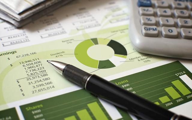 Seguidamente encontramos a Economía y Finanzas , carrera que siguió 11 de las 100 personas más ricas del mundo, de acuerdo a la lista de Forbes,