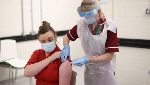 Enfermera Joanna Sloan vacunándose en el Royal Victoria Hospital de Irlanda del Norte. (Foto: EFE)