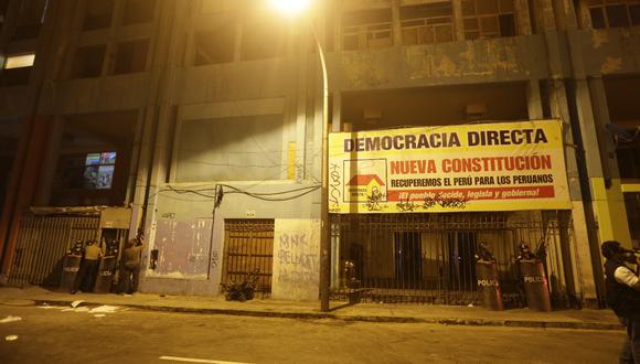 El edificio está ubicado en la cuadra 8 del jirón Caylloma en el Cercado de Lima. Una vez reportado el desalojo irregular personal de la PNP permaneció en el lugar.&nbsp; (Fotos: José Caja)