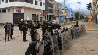 Huancayo: policías utilizan gases lacrimógenos para dispersar a manifestantes y revoltosos que no acatan tregua | VIDEO 
