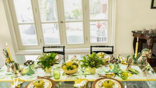 Dale color a tu mesa con una combinación de tonalidades mostaza y amarillo