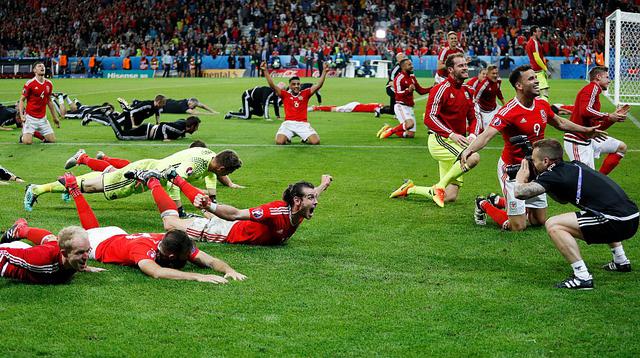 Gareth Bale y una eufórica celebración con todo Gales - 7
