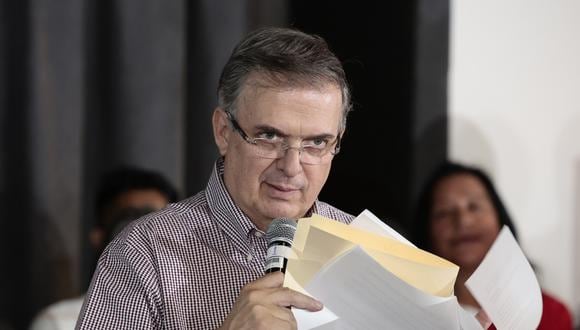 El excanciller y precandidato presidencial Marcelo Ebrard habla durante un mensaje a medios en Ciudad de México, México, el 28 de junio de 2023. (Foto de José Méndez / EFE)