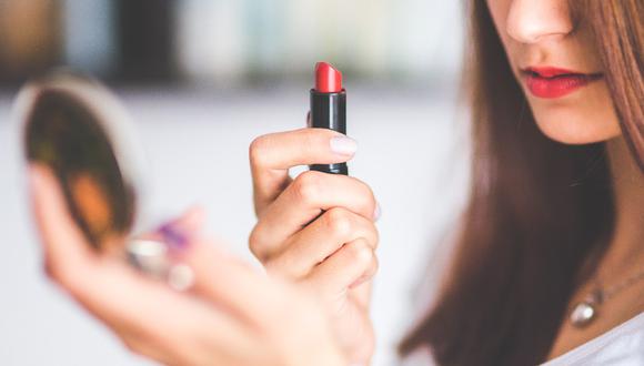 Antonio Serrano, formador y maquillador de Shiseido, aconseja que “a partir de los 30 es interesante utilizar fondos de maquillaje fluidos, ligeros, muy hidratantes y con un acabado semi-mate”. (Foto: Pexels)