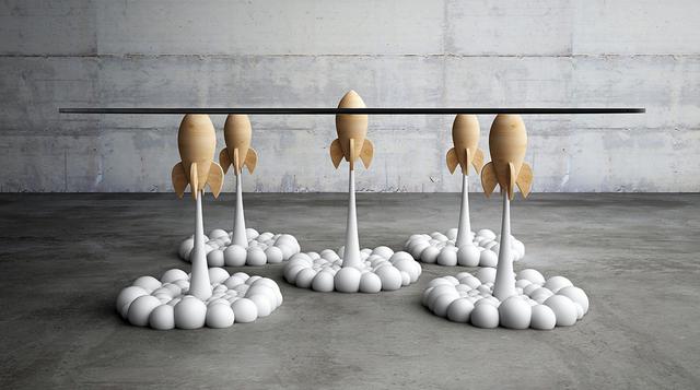 Mira esta increíble mesa hecha con cohetes de juguete  - 2