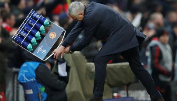 Jose Mourinho, fiel a su estilo, celebró la victoria agónica del Manchester United con una acción controversial: agarró el envase de los refrescos y lo arrojó con fuerza contra el césped. (Foto: AP)