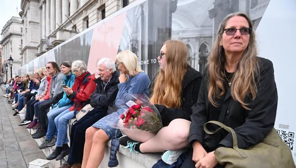 La gente hace cola para ver el féretro de la reina Isabel II en Westminster Hall, en Londres, Gran Bretaña, el 14 de septiembre de 2022. (EFE/EPA/NEIL HALL).
