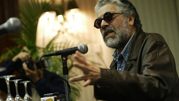 Lima, 28 de setiembre de 2002. El cantautor argentino Facundo Cabral da una conferencia de prensa en el Swiss Hotel, antes de su concierto con Mercedes Sosa.  (Foto: Verónica Salem / GEC Archivo El Comercio).