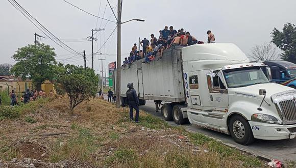 Fotografía cedida por la Secretaría de Seguridad Publica Estatal donde se observa a mas de un centenar de migrantes rescatados de un trailer, en la ciudad de Córdoba, estado de Veracruz (México).