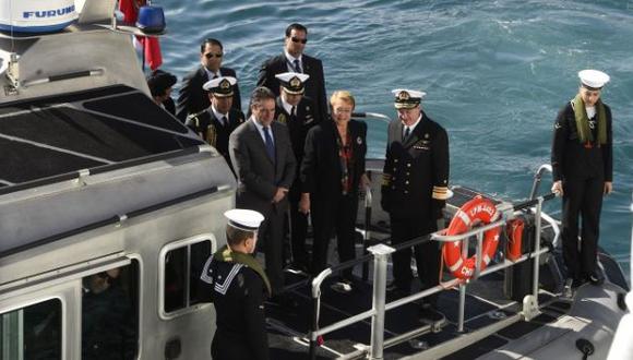 El tropezón de Bachelet que casi le hace caer al mar