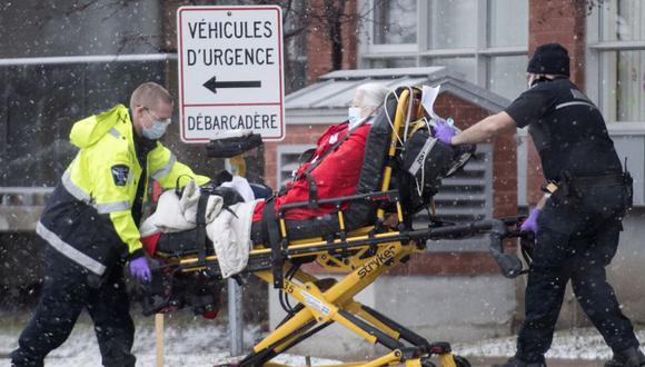 Los paramédicos trasladan a una persona de una casa de retiro para personas mayores a un hospital en Montrea mientras la pandemia de COVID-19 continúa en Canadá y en todo el mundo. (Foto: Graham Hughes / The Canadian Press vía AP)