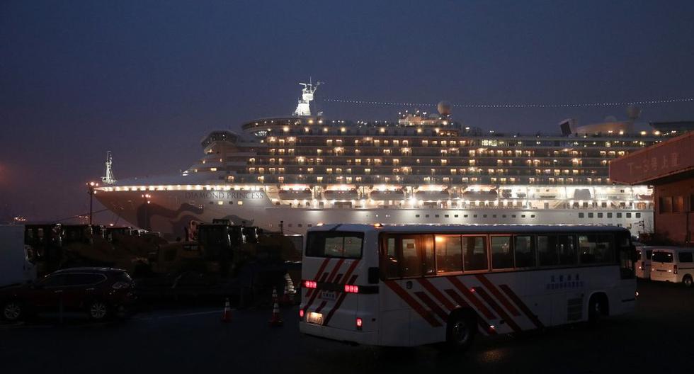Un autobús llega al crucero Diamond Princess, en cuarentena con pasajeros a bordo debido a los temores de propagación del nuevo coronavirus COVID-19, en la terminal de Cruceros Daikaku Pier, en el puerto de Yokohama. (AFP)
