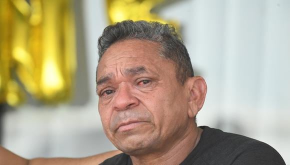 Luis Manuel Díaz, padre del delantero del Liverpool Luis Díaz, llora durante una conferencia de prensa en su casa de Barrancas, Colombia, el 10 de noviembre de 2023. (Foto de Daniel Munoz / AFP)