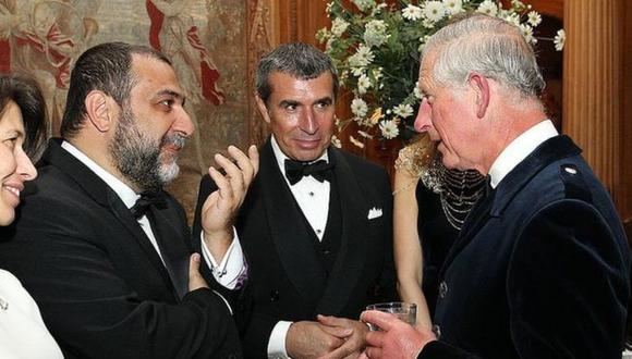 El armenio ruso Ruben Vardanyan, a la izquierda, saludando al príncipe Carlos durante una recepción en Dumfries House.