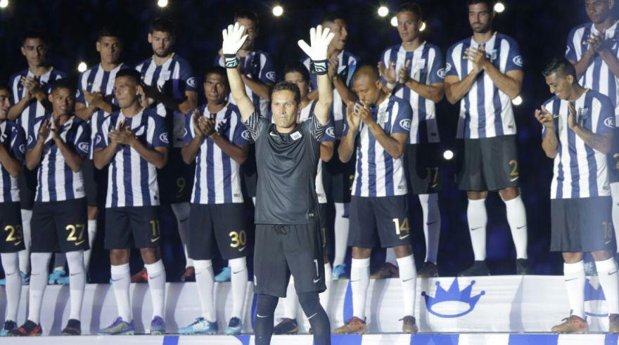 Leao Butrón fue el último jugador en pisar Matute. Todos los seguidores blanquiazules lo recibieron con aplausos. (Foto: Alonso Chero - El Comercio)