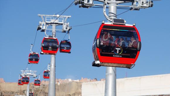 El presidente Evo Morales fue uno de los primeros pasajeros del moderno sistema de transporte por cable. (AP)