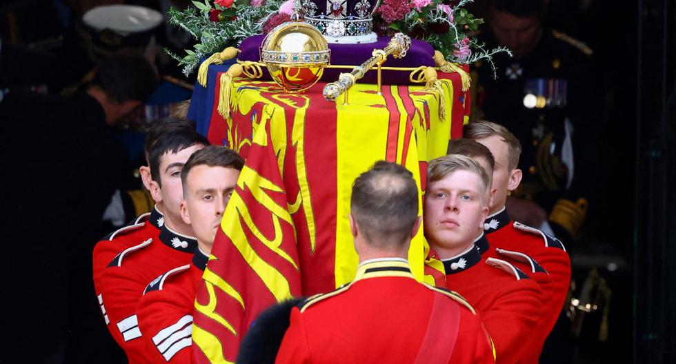 El ataúd de la reina Isabel II de Gran Bretaña es sacado de la Abadía de Westminster en Londres el 19 de septiembre de 2022, durante el funeral de Estado. (ANNAH MCKAY / AFP).