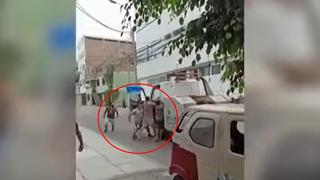 SJM: sujetos atacan a fiscalizadores por intervenir a mototaxista informal | VIDEO
