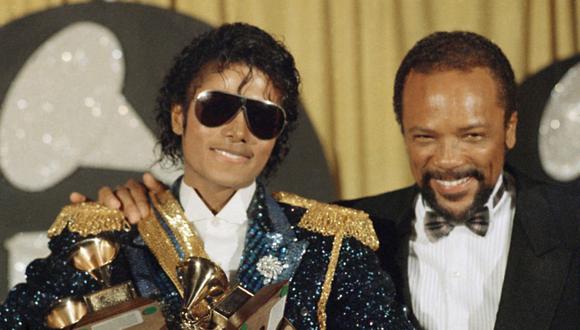 Michael Jackson y Quincy Jones en 1984 tras noche triunfal en los Grammy Awards. (Foto: AP)