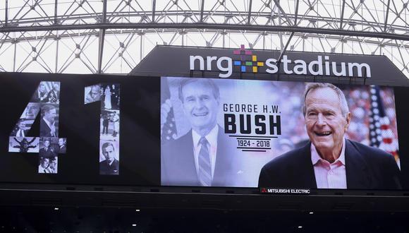 Estados Unidos comienza varios días de ceremonias en honor a George H. W. Bush. El estadio NGR de los Houston Texans muestran una fotografía del ex presidente antes del partido contra los Cleveland Browns. (Reuters)