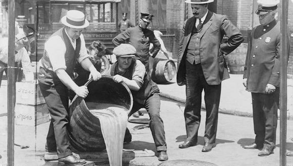 En 1920, el Congreso de Estados Unidos emitió una enmienda que prohibió la producción y consumo de bebidas alcohólicas en el país. La medida, más allá de resolver los altos índices de consumo de licor, trajo consigo una serie de nuevas condiciones sociales y políticos. (Archivo Reuters)
