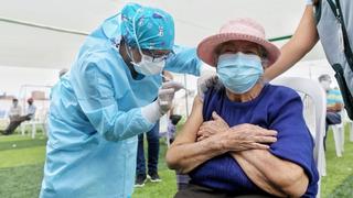 Vacunación COVID-19: adultos mayores podrán acudir a centros de inmunización los domingos de inmovilización 
