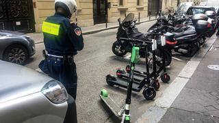 Hombre que iba en scooter eléctrico fallece al chocar con camión en Francia