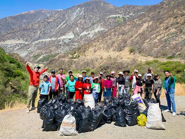El grupo de jóvenes voluntarios organizan jornadas de recolección de restos sólidos en diferentes puntos de Apurímac. 