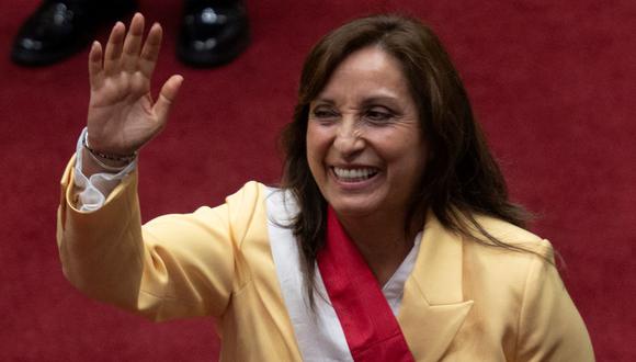 La presidenta del Perú Dina Boluarte saluda a los miembros del Congreso luego de jurar el cargo. (CRIS BOURONCLE / AFP).