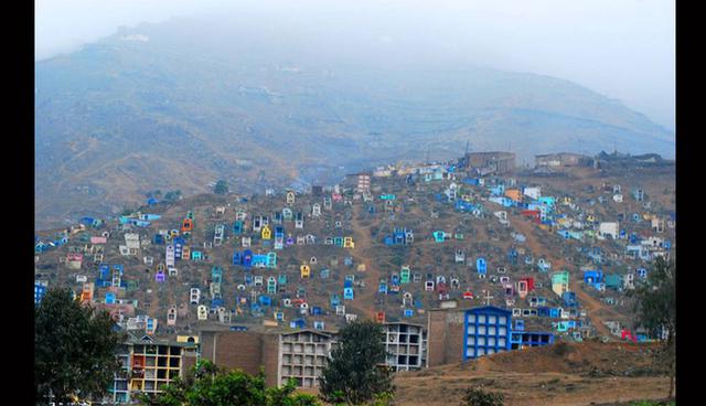Cementerio Nueva Esperanza. Se encuentra en Villa María del Triunfo y es considerado el más grande del Perú y el segundo más grande del mundo. Tres cerros recogen las historias más sorprendentes, como los gritos de niños pidiendo ayuda por la noche o almas que aún no encuentran paz. (Foto: María Pia Barrientos)