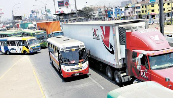 Una de las propuestas de la Comisión de Transportes del Congreso es que la ATU se aboque a la regulación del transporte de carga pesada y mercancías, estableciendo rutas y horarios para los camiones. (Rolly Reyna / El Comercio)