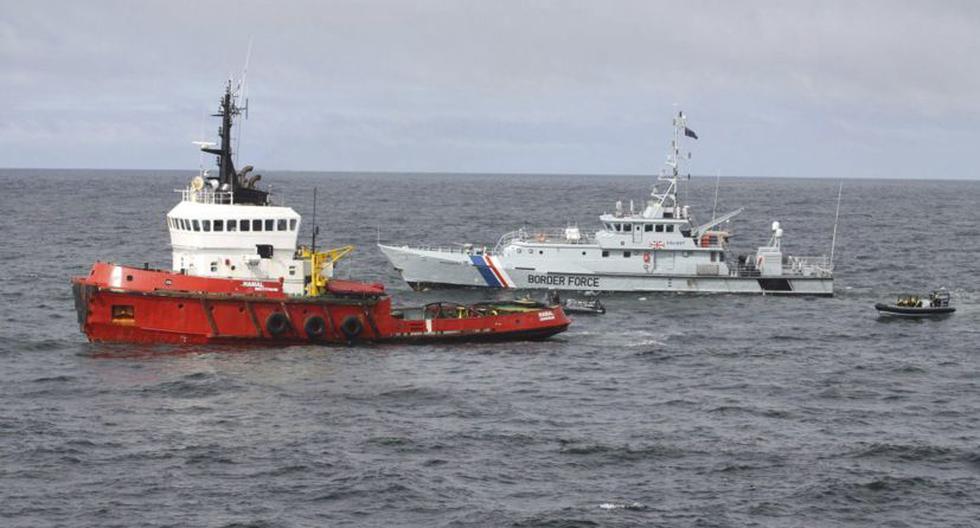 Buque MV Hamal (izq) mientras es abordado por una unidad de la fragata de la Armada británica HMS Somerset. (Foto: EFE)