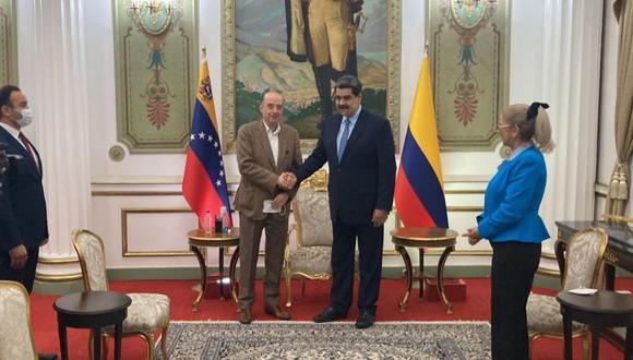 El canciller colombiano Álvaro Leyva y Nicolás Maduro, en el Palacio de Miraflores, en Caracas.