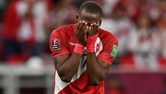 Luis Advíncula recibe el respaldo de los hinchas de Boca Juniors. (Foto: EFE)